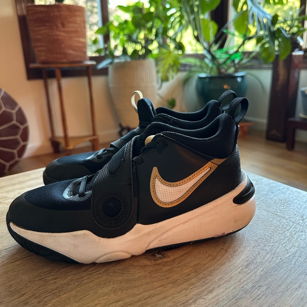 Nike Hustle D11 Kids Basketball Shoes